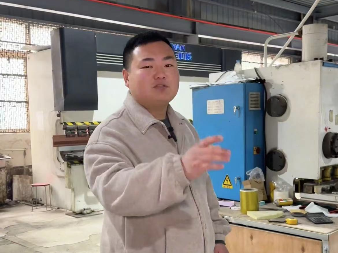 工厂实拍，直击铜门制作现场